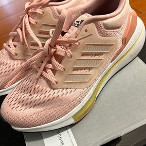 Adidas EQ21 Running Shoe
ADIDAS sz 7 pink and gold worn once